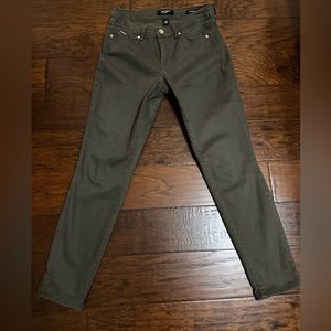 Ladies Nine West Jeans. hunter green color. Excellent condition. Size 4